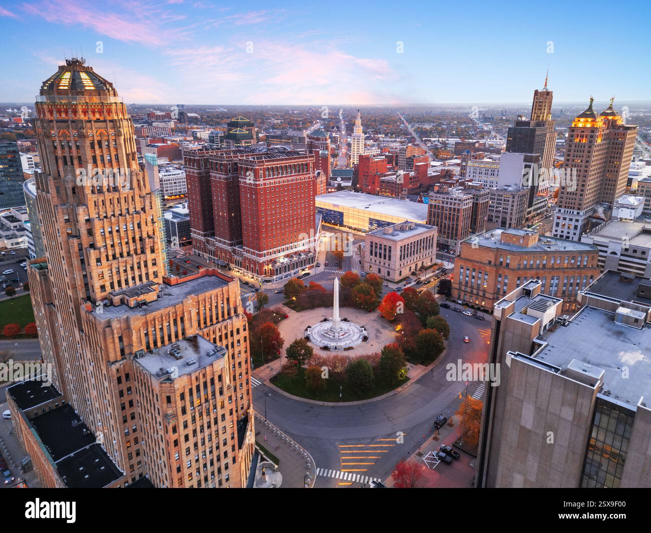 Buffalo, New York, USA Skyline der Innenstadt in der Abenddämmerung mit Niagara Square. Stockfoto