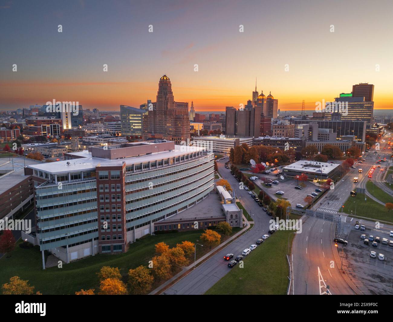 Buffalo, New York, USA Skyline der Innenstadt in der Abenddämmerung. Stockfoto