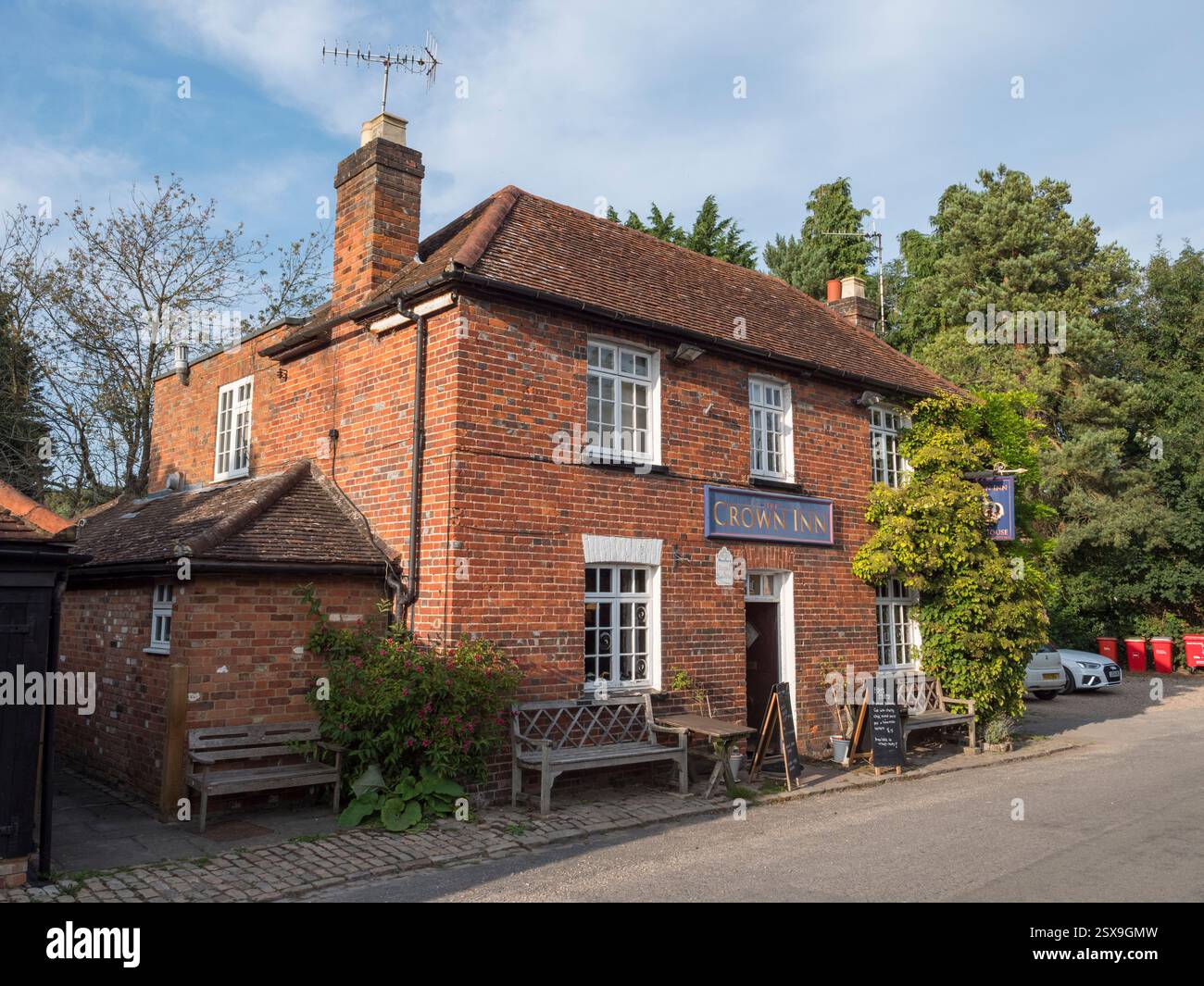 Das Crown Inn Village Pub im hübschen englischen Dorf Little Missenden, Buckinghamshire, Großbritannien. Stockfoto