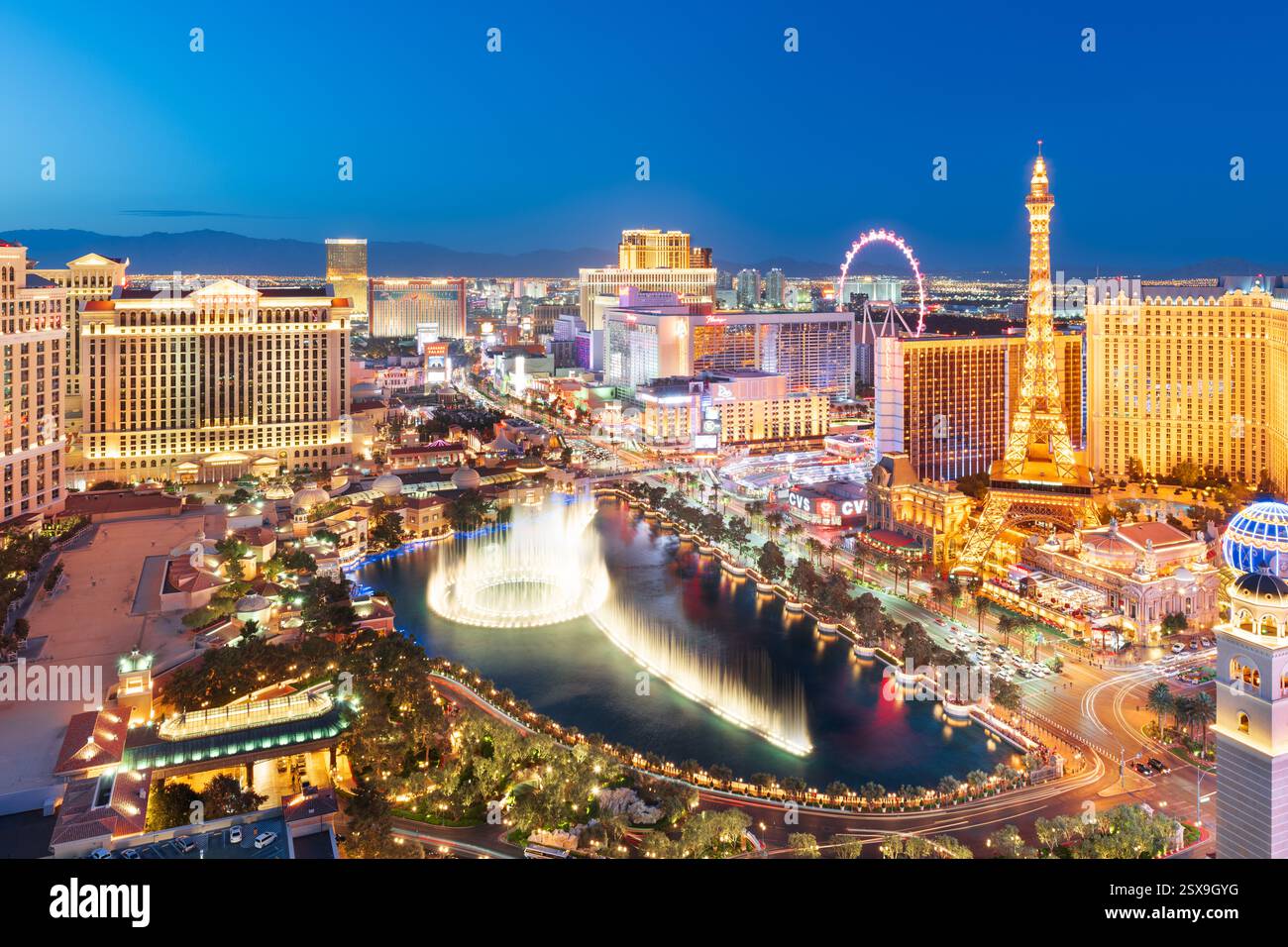 LAS VEGAS, NEVADA, USA - 4. APRIL 2018: Skyline der Innenstadt von Las Vegas mit Kasinos in der Abenddämmerung. Stockfoto