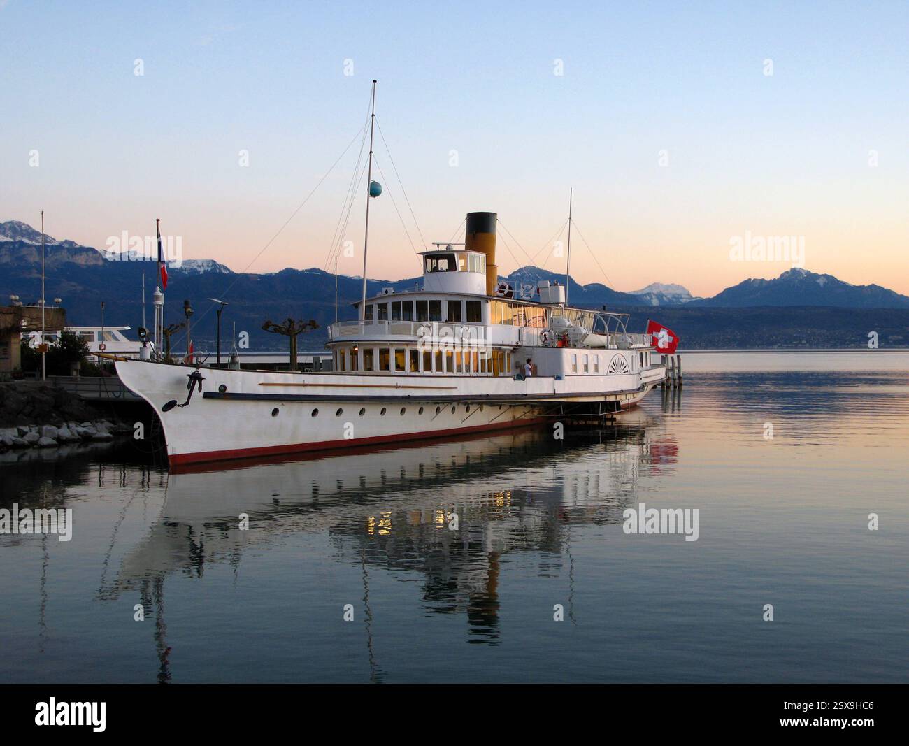 Bootstour auf dem Genfer See (Leman) vor Anker im Hafen von Ouchy, Lausanne. Dieses Modell gehört zum Hafen von Vevey in der Schweiz. Genfer See (Lem Stockfoto