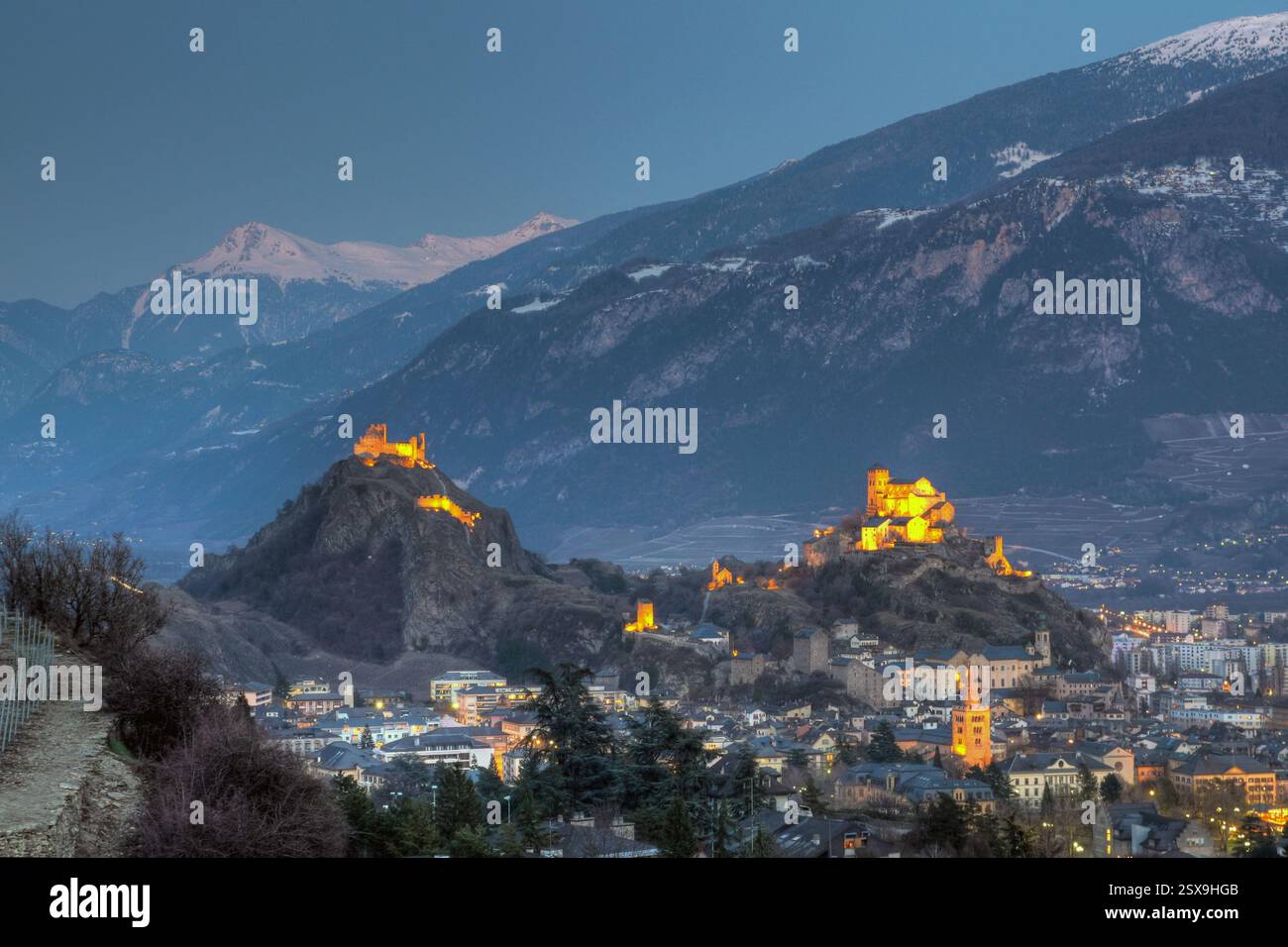 Sion (französisch Sitten) ist die Hauptstadt des Kantons Wallis. Die Stadt entwickelte sich am Fuße zweier Hügel, jeder von wh Stockfoto