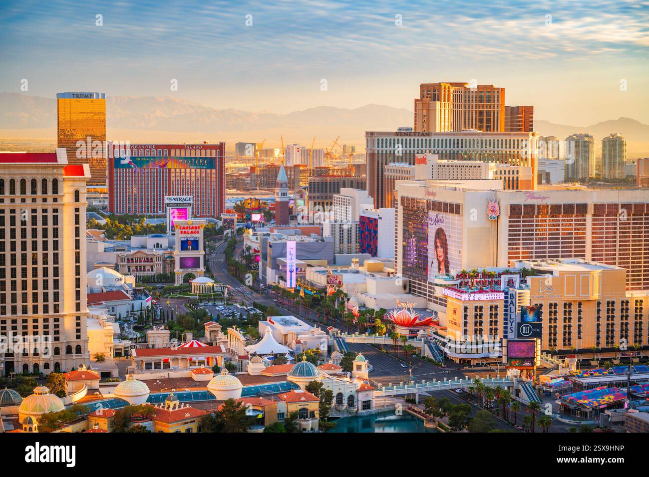 LAS VEGAS, NEVADA, USA - 4. APRIL 2018: Skyline der Innenstadt von Las Vegas mit Kasinos in der Abenddämmerung. Stockfoto