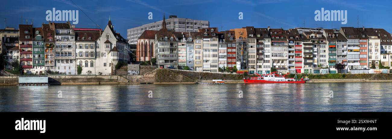 Ein Panoramabild aus 4 hochauflösenden Bildern des Rheins mit Blick auf die Uferhäuser in Basel, Schweiz, während des Tages. Th Stockfoto