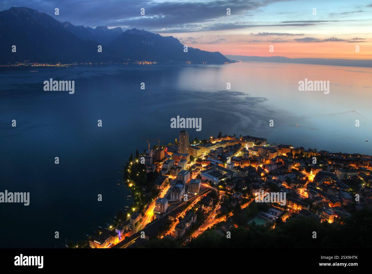 Sonnenuntergang von Montreux aus der Luft, am Ufer des Genfer Sees (Leman-See) in der Schweiz. Stockfoto