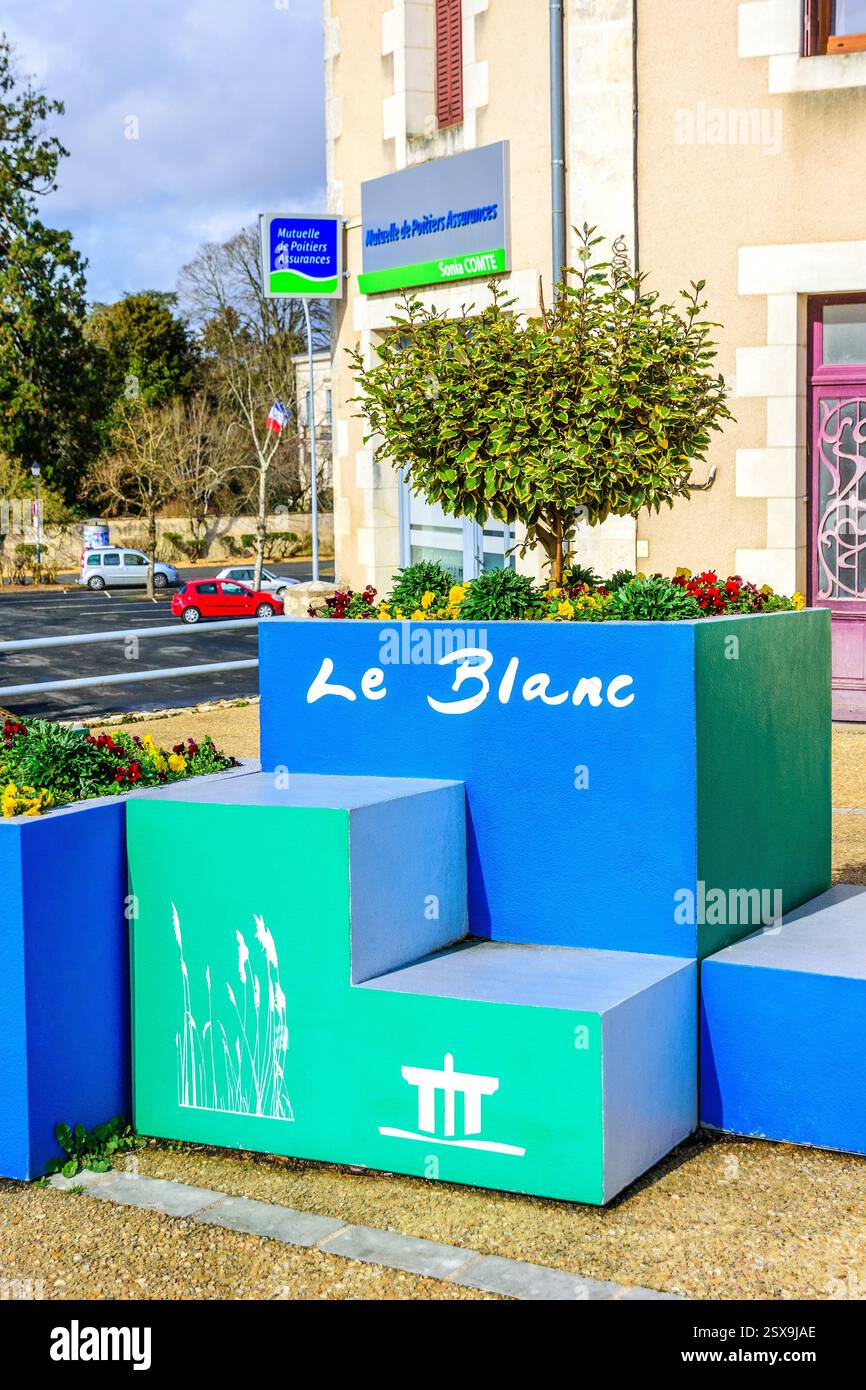 Farbenfrohe moderne Kästen und Pflanzgefäße mit Schildern für die Stadt Le Blanc, Indre (36), Frankreich. Stockfoto