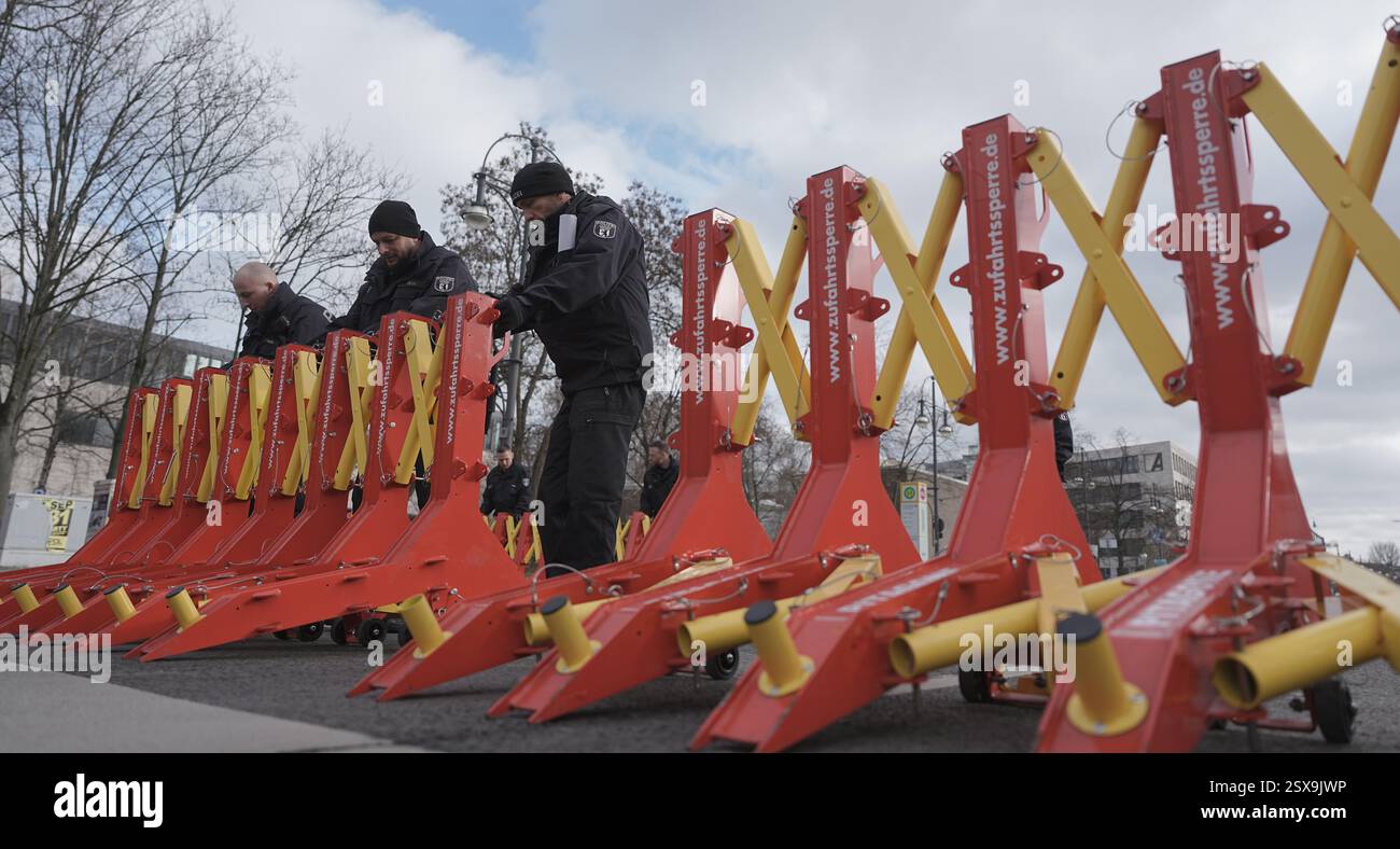 Berlin, Deutschland. Februar 2025. Polizeibeamte errichteten Barrieren auf der Straße in der Nähe des CDU-Hauptquartiers, des Konrad-Adenauer-Hauses. Die Vorwahl zum 21. Deutschen Bundestag findet am Sonntag statt. Quelle: Michael Kappeler/dpa/Alamy Live News Stockfoto
