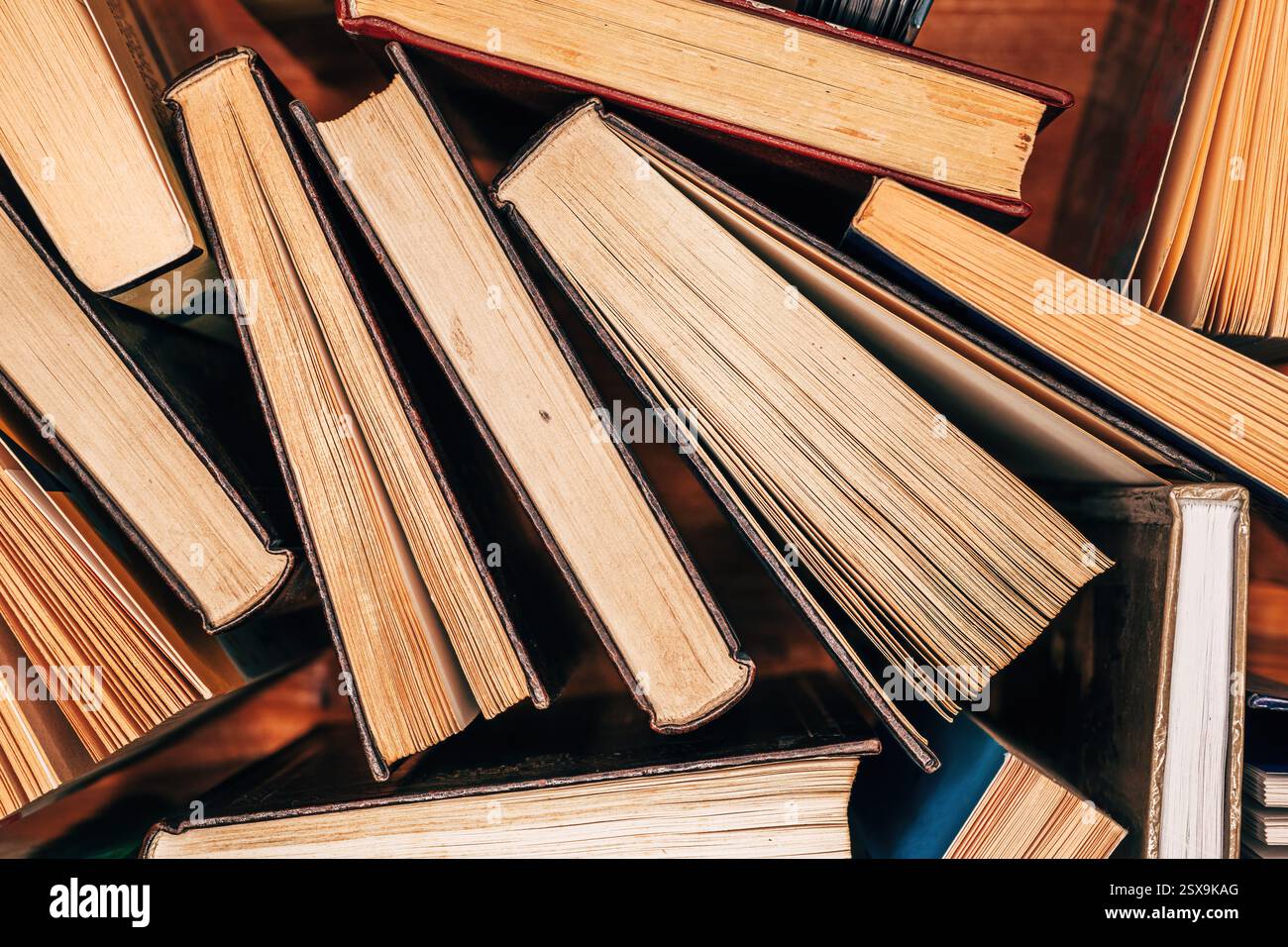 Alte gebrauchte Hardcover-Bücher, Bildungskonzept, Ansicht von oben Stockfoto