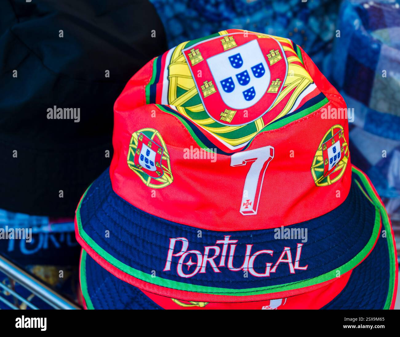 Porto, Portugal, 25. Dezember 2024: Vibrierender portugiesischer Stolz: Eine bunte Hutanzeige Stockfoto