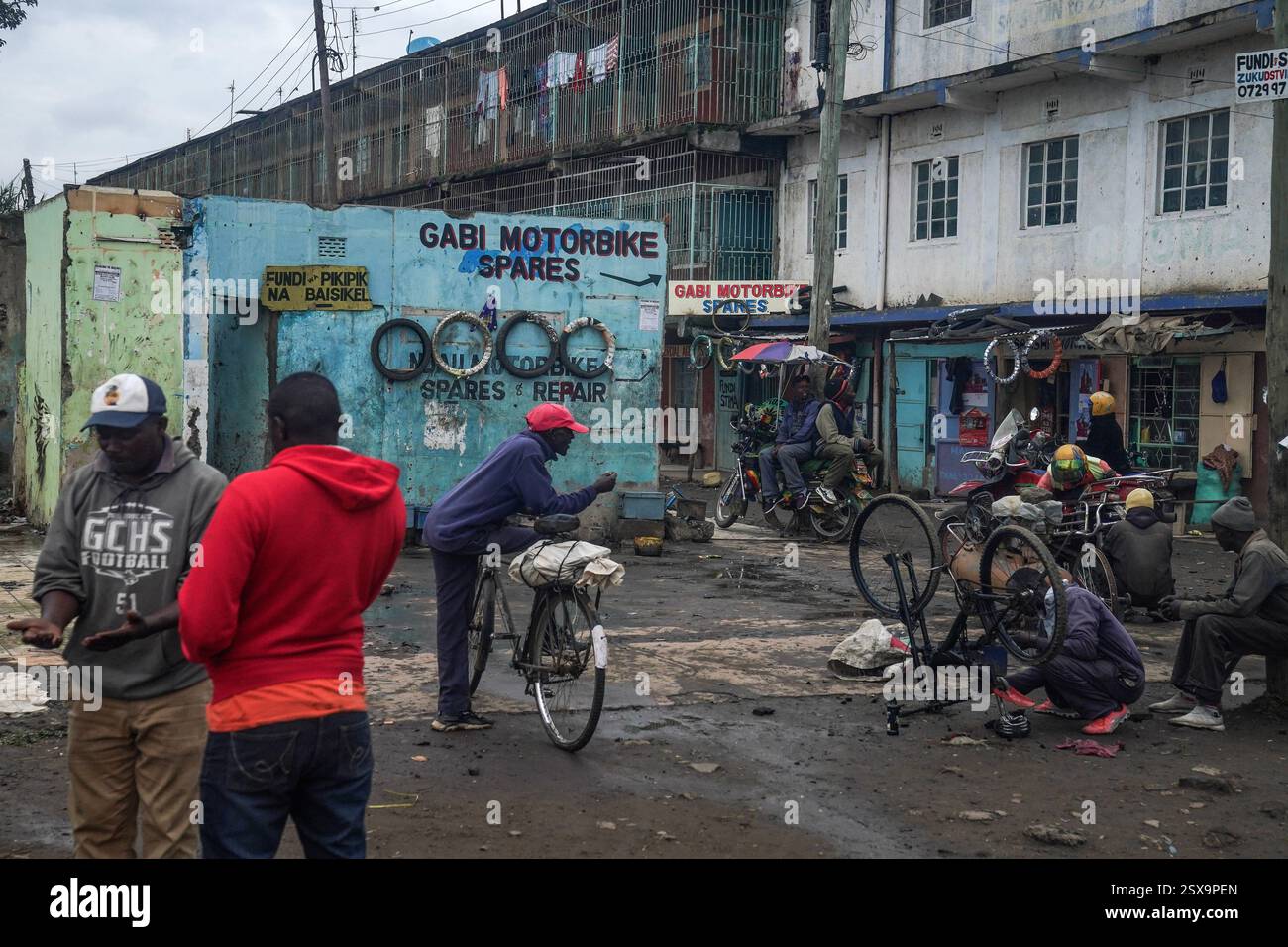 Daily Life in Gilgil, Kenia Männer reparieren Fahrräder und Motorräder bei Gabi Motorbike Spares and Repair in Gilgil, Kenia am 30. Januar 2025. Gilgil ist eine kleine, aber lebendige Stadt im Nakuru County, Kenia, am Rande des Great Rift Valley. Gilgil ist traditionell für seine landwirtschaftlichen Wurzeln bekannt und hat sich zunehmend zu einem Drehkreuz für Kleinunternehmen entwickelt, was die umfassenderen wirtschaftlichen Veränderungen in Kenia widerspiegelt. Lokale Unternehmer nutzen die robuste Telekommunikationsinfrastruktur der Nationen, die für Innovationen wie mobile Gelddienste bekannt ist, um sich mit breiteren Märkten zu verbinden und den Betrieb zu optimieren Stockfoto