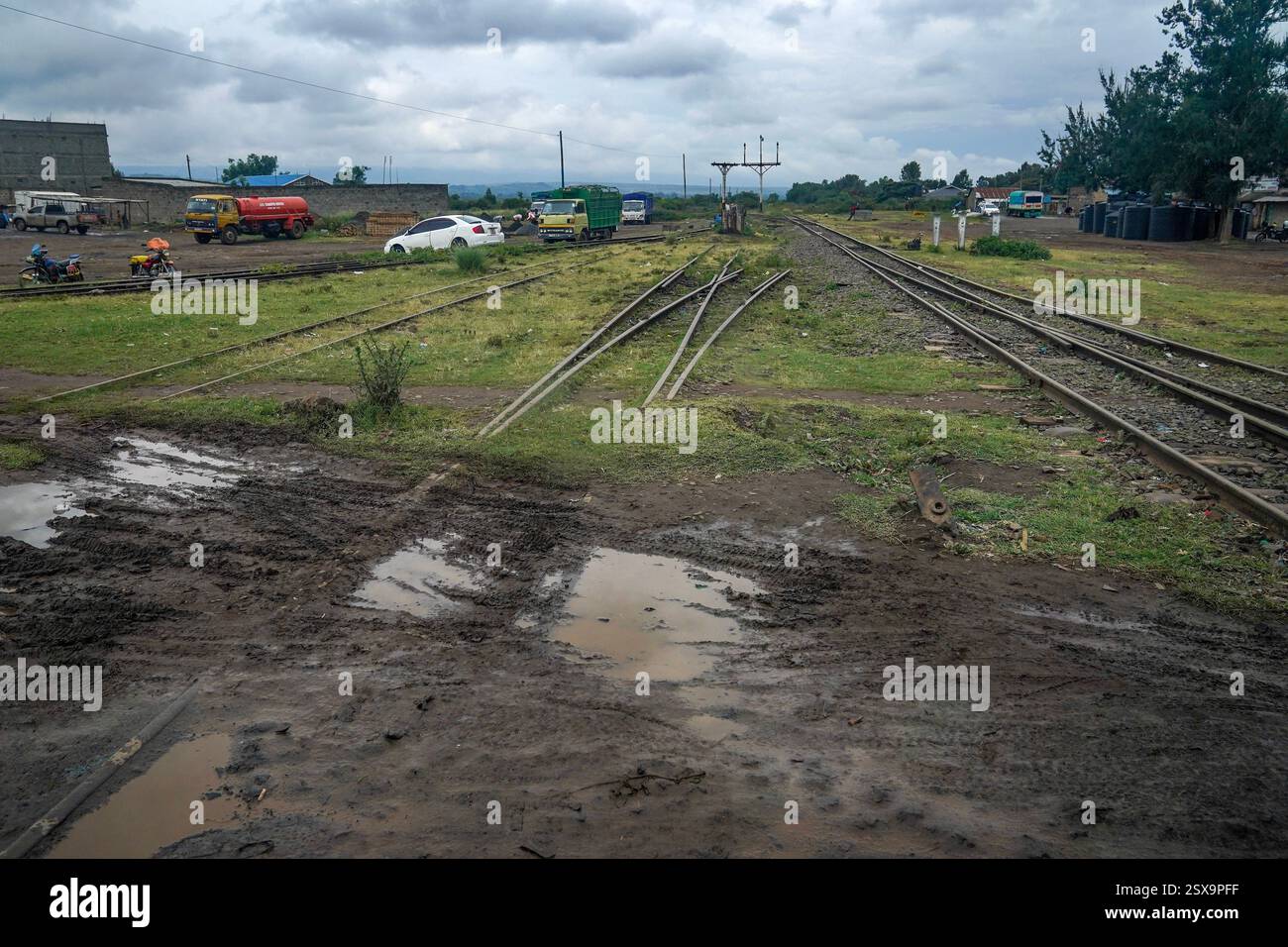 Das tägliche Leben in Gilgil, Kenia am 30. Januar 2025 bedecken Schlamm- und Wasserpfützen aus Regen eine Eisenbahnstrecke in Gilgil, Kenia. Gilgil ist eine kleine, aber lebendige Stadt im Nakuru County, Kenia, am Rande des Great Rift Valley. Gilgil ist traditionell für seine landwirtschaftlichen Wurzeln bekannt und hat sich zunehmend zu einem Drehkreuz für Kleinunternehmen entwickelt, was die umfassenderen wirtschaftlichen Veränderungen in Kenia widerspiegelt. Lokale Unternehmer nutzen die robuste Telekommunikationsinfrastruktur der Nationen, die für Innovationen wie mobile Gelddienste bekannt ist, um sich mit breiteren Märkten zu verbinden und den Betrieb zu optimieren. Diese Ziffer Stockfoto