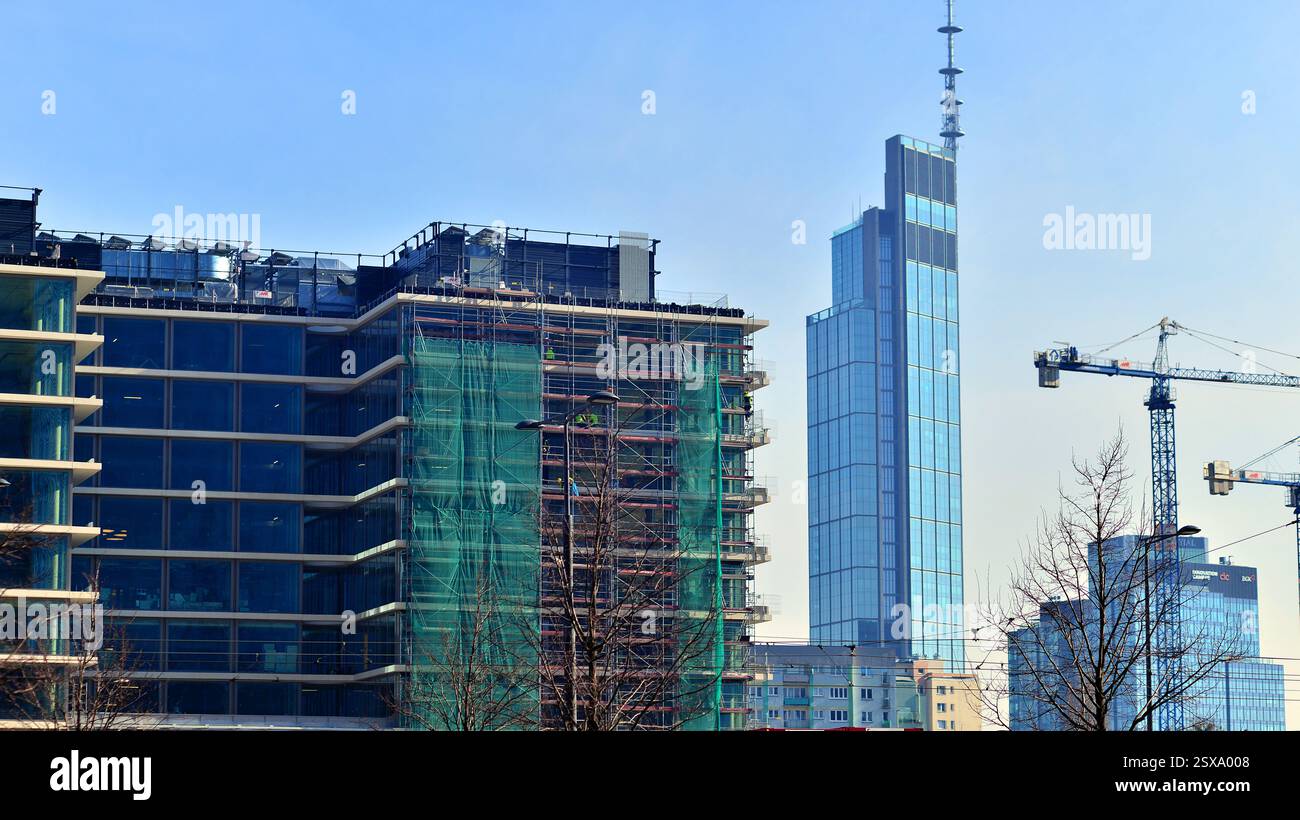 Warschau, Polen. 22. Februar 2025. Bau eines modernen, grünen, multifunktionalen Viertels von Wola. Towarowa 22 ist ein Stadtbildungsprojekt Stockfoto