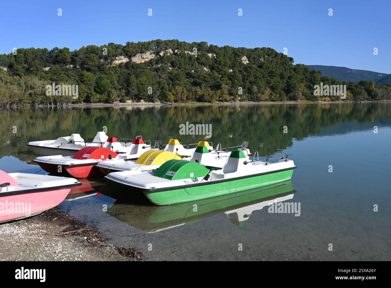 Tretboote, Tretboote oder Paddelboote am Ufer von Etang de la Bonde oder Bonde Lake, Luberon Regional Park Vaucluse Provence Frankreich Stockfoto