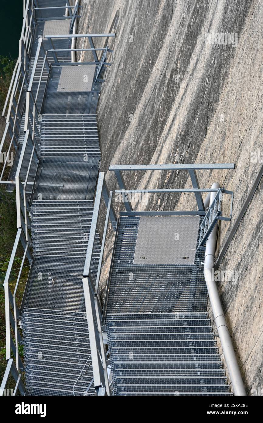 Abstrakter Blick auf die Zugangsleiter aus Metall, Stufen oder Treppen, die Zugang zum Bimont-Staudamm oder Staudamm in der Nähe von Aix-en-Provence Frankreich ermöglichen Stockfoto Abstrakter Blick auf die Zugangsleiter aus Metall, Stufen oder Treppen, die Zugang zum Bimont-Staudamm oder Staudamm in der Nähe von Aix-en-Provence Frankreich ermöglichen Stockfoto