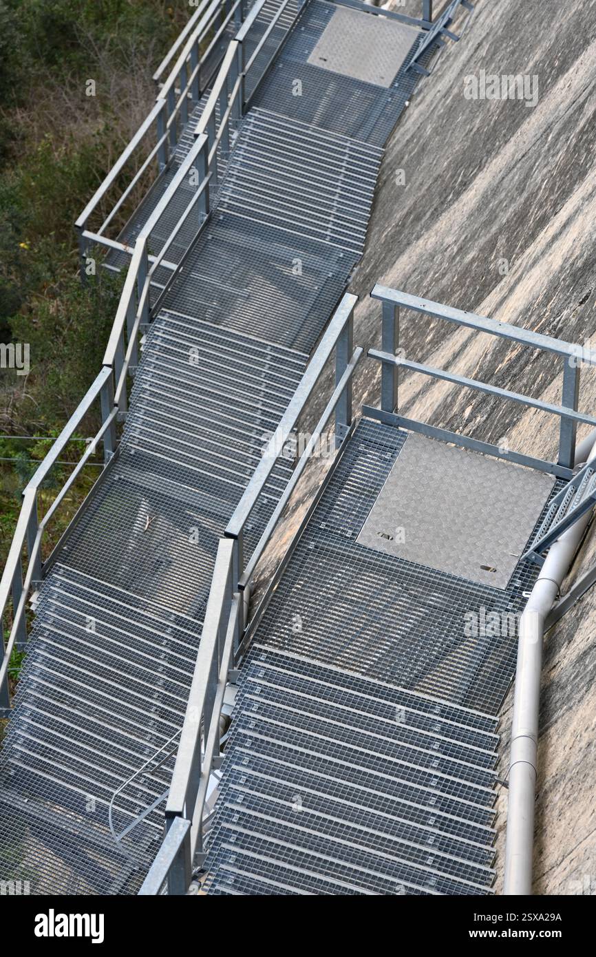 Abstrakter Blick auf die Zugangsleiter aus Metall, Stufen oder Treppen, die Zugang zum Bimont-Staudamm oder Staudamm in der Nähe von Aix-en-Provence Frankreich ermöglichen Stockfoto Abstrakter Blick auf die Zugangsleiter aus Metall, Stufen oder Treppen, die Zugang zum Bimont-Staudamm oder Staudamm in der Nähe von Aix-en-Provence Frankreich ermöglichen Stockfoto