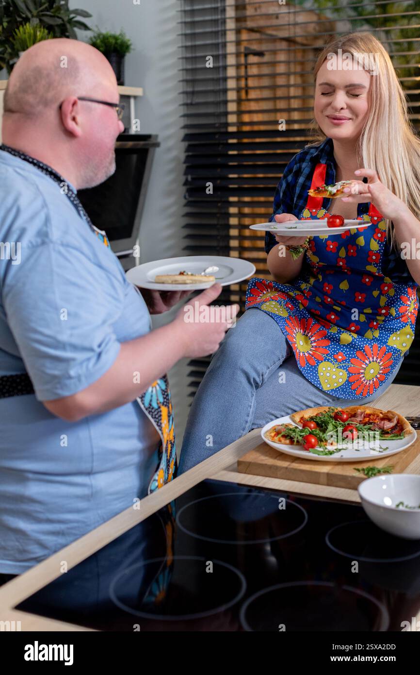 Gemeinsam kochen Ein fröhliches und unvergessliches kulinarisches Erlebnis, das im Küchenbereich geteilt wird Stockfoto