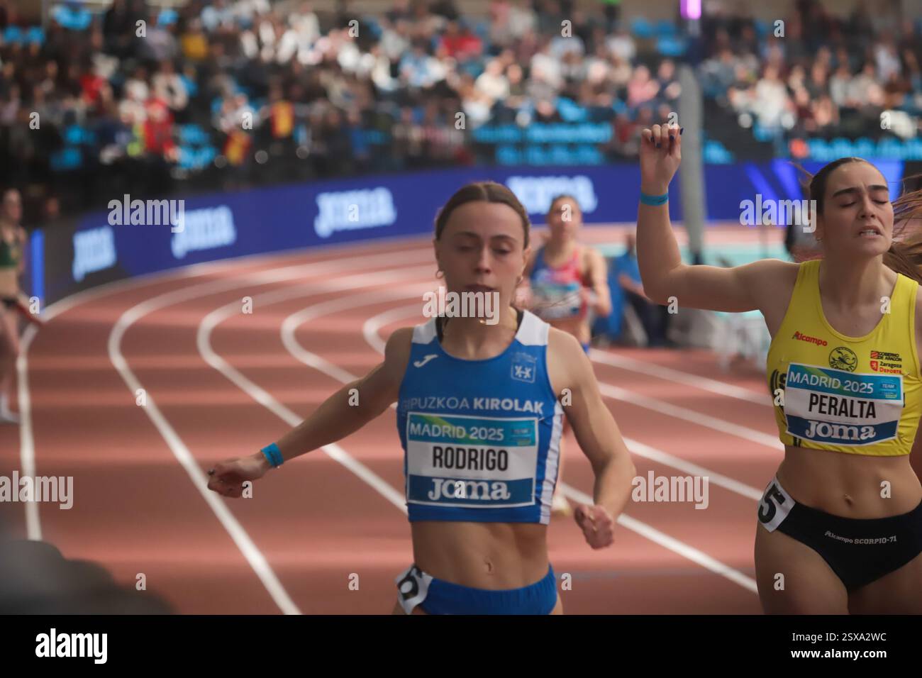 Madrid, Spanien, 23. Februar 2025: Die Athletin Aitana Rodrigo (at. San Sebastian, L) im Finale B der 200 Meter während des 3. Tages der spanischen Kurzstreckenmeisterschaft 2025, am 23. Februar 2025, im städtischen Sportzentrum Gallur in Madrid, Spanien. Quelle: Alberto Brevers / Alamy Live News. Stockfoto