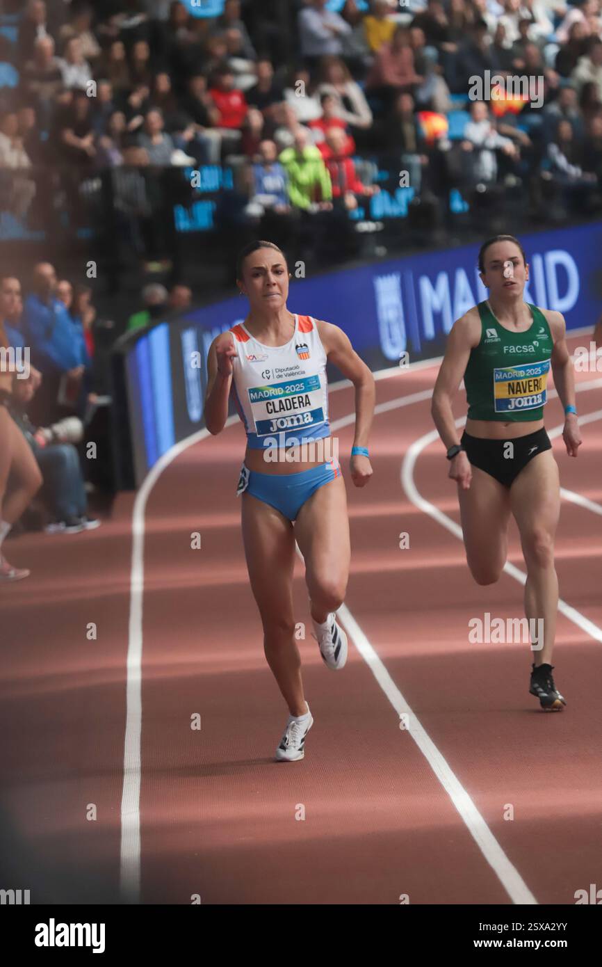 Madrid, Spanien, 23. Februar 2025: Der Athlet Espernca Cladera (Diputación Valenciana C. A., L) im Finale A der 200 Meter während des 3. Tages der spanischen Kurzstreckenmeisterschaft 2025, am 23. Februar 2025, im städtischen Sportzentrum Gallur in Madrid, Spanien. Quelle: Alberto Brevers / Alamy Live News. Stockfoto