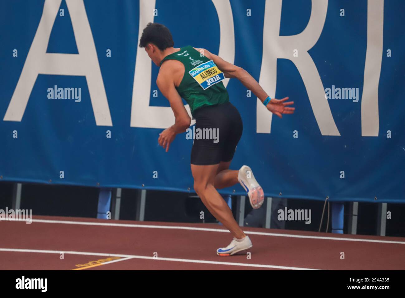 Madrid, Spanien, 23. Februar 2025: Der Athlet, Adriá Alfonso (Facsa - Playas de Castellon), am 23. Februar 2025 am Start des Finales A der 200 Meter langen Strecke während des 3. Tages der spanischen Kurzstreckenmeisterschaft 2025, im städtischen Sportzentrum Gallur in Madrid, Spanien. Quelle: Alberto Brevers / Alamy Live News. Stockfoto
