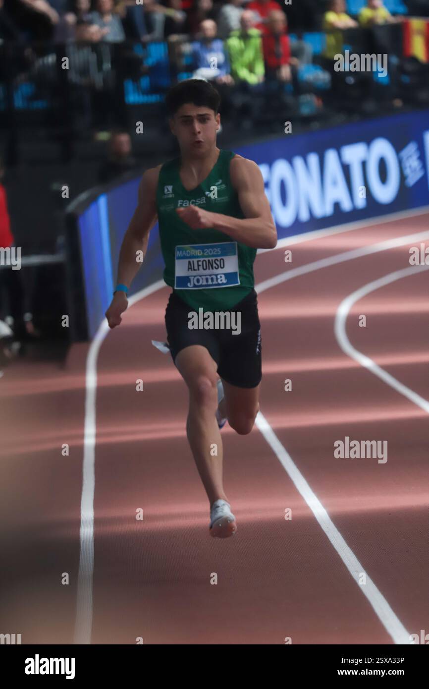 Madrid, Spanien, 23. Februar 2025: Der Athlet Adriá Alfonso (Facsa - Playas de Castellon) im Finale A der 200 Meter während des 3. Tages der spanischen Kurzstreckenmeisterschaft 2025, am 23. Februar 2025, im städtischen Sportzentrum Gallur in Madrid, Spanien. Quelle: Alberto Brevers / Alamy Live News. Stockfoto