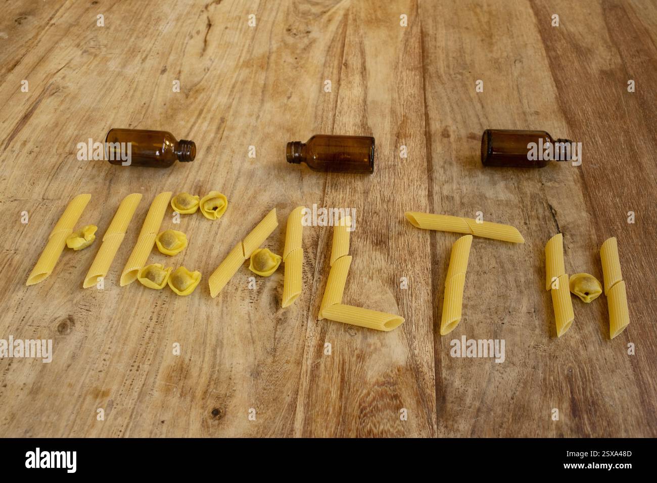 Medizinflaschen mit dem Wort Gesundheit hergestellt mit Pasta und Tortellini Stockfoto