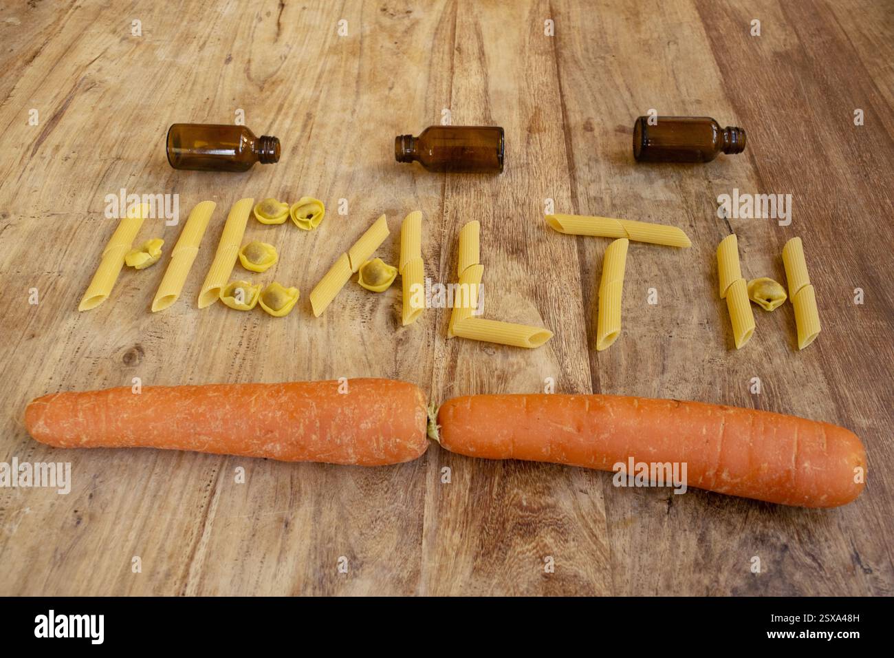 Medizinflaschen mit dem Wort Gesundheit hergestellt mit Pasta und Tortellini Stockfoto