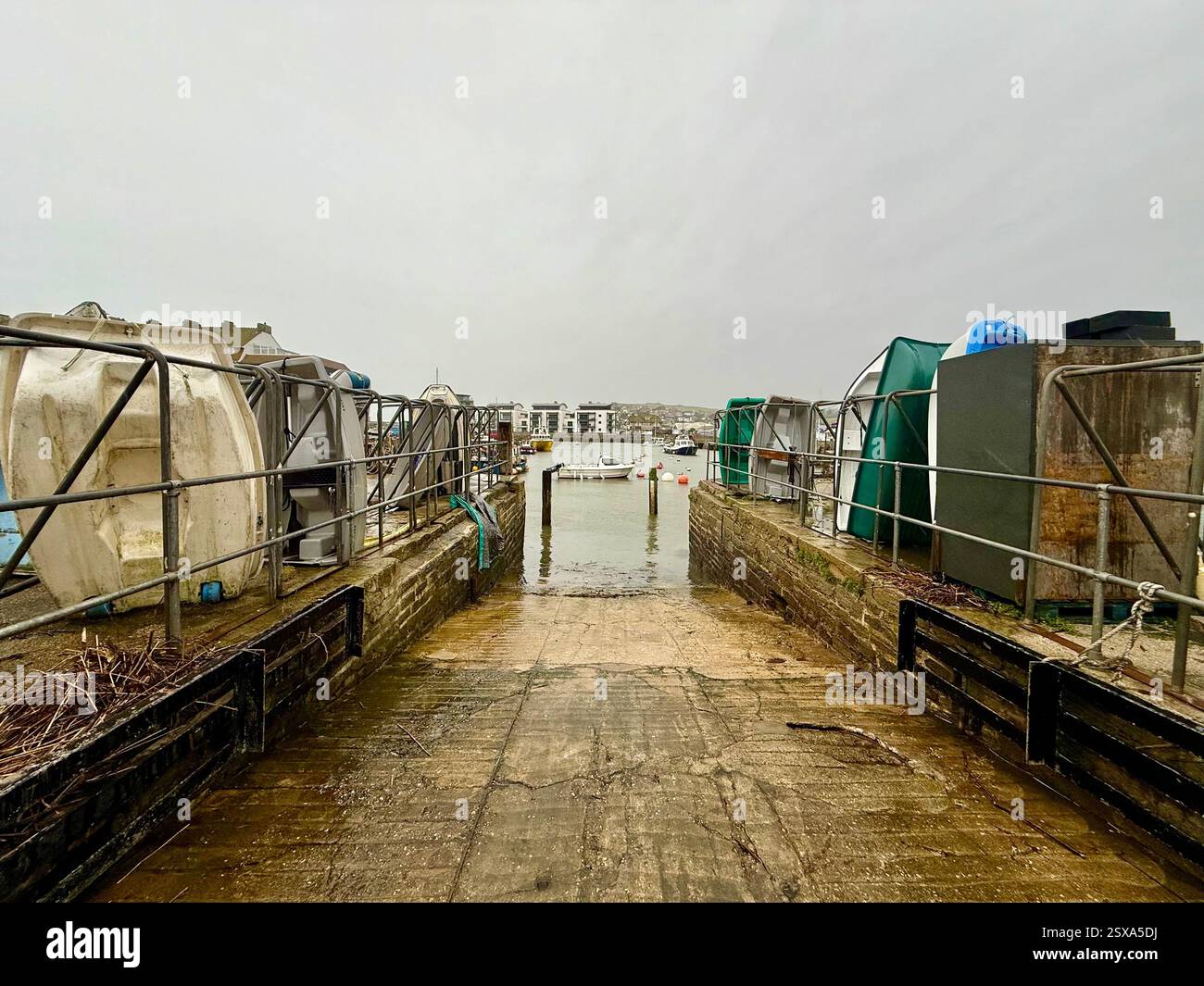 Inner Harbour Slipway und Dinghys, West Bay, Dorset - Smartphone-aufgenommenes Stockfoto