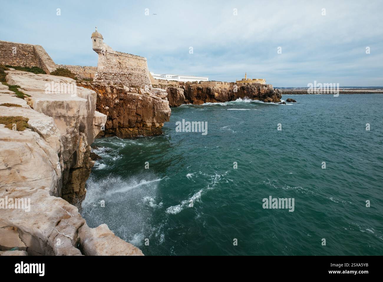 Die Festung Peniche an den felsigen Klippen der Küste, die von den Wellen des Atlantischen Ozeans durchzogen werden. Region Oeste, Portugal. Stockfoto