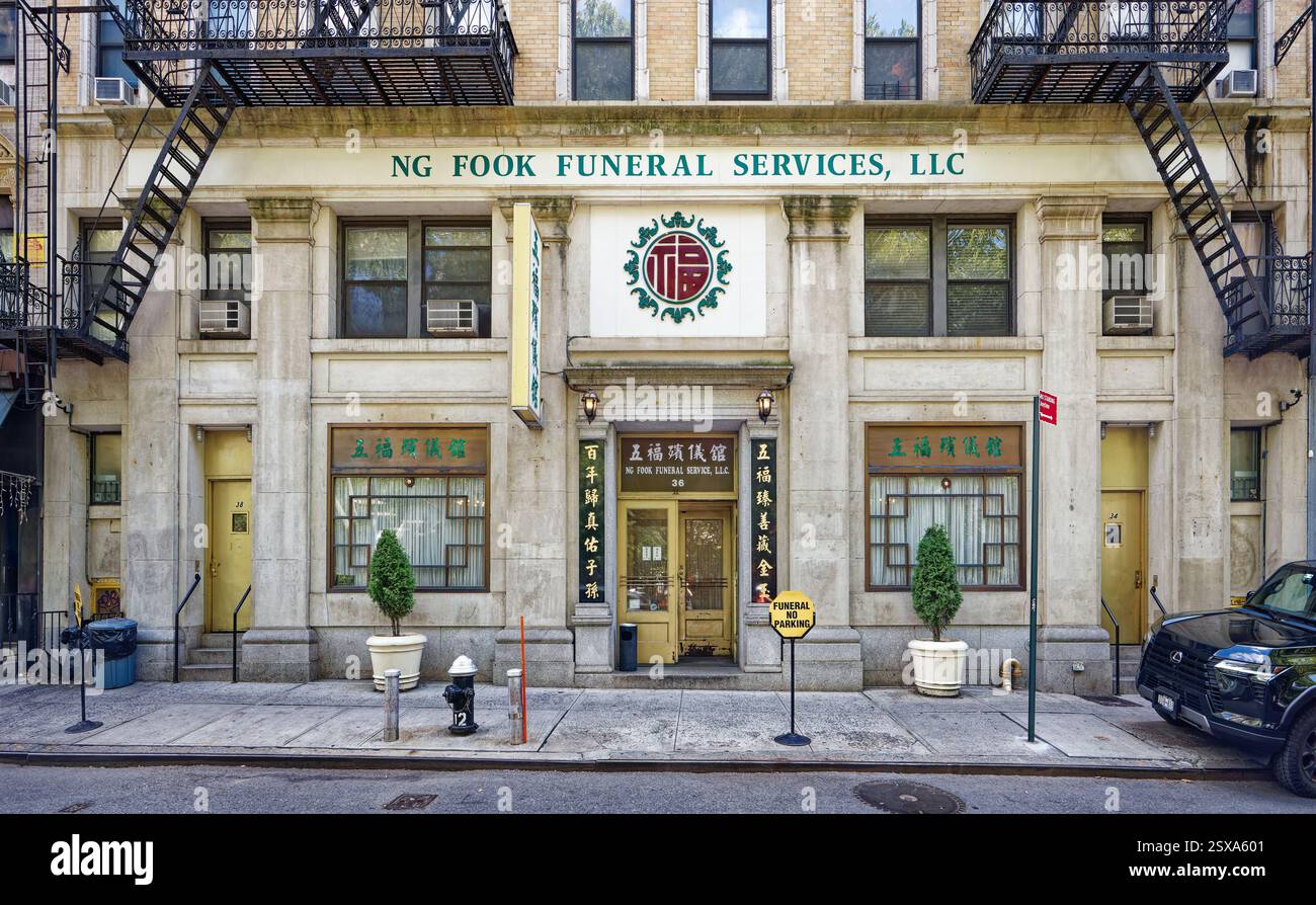 Ng Fook Funeral Services befindet sich in den unteren Etagen der Mulberry Street 34-38, einem sechsstöckigen Wohnhaus in Chinatown in NYC. Stockfoto