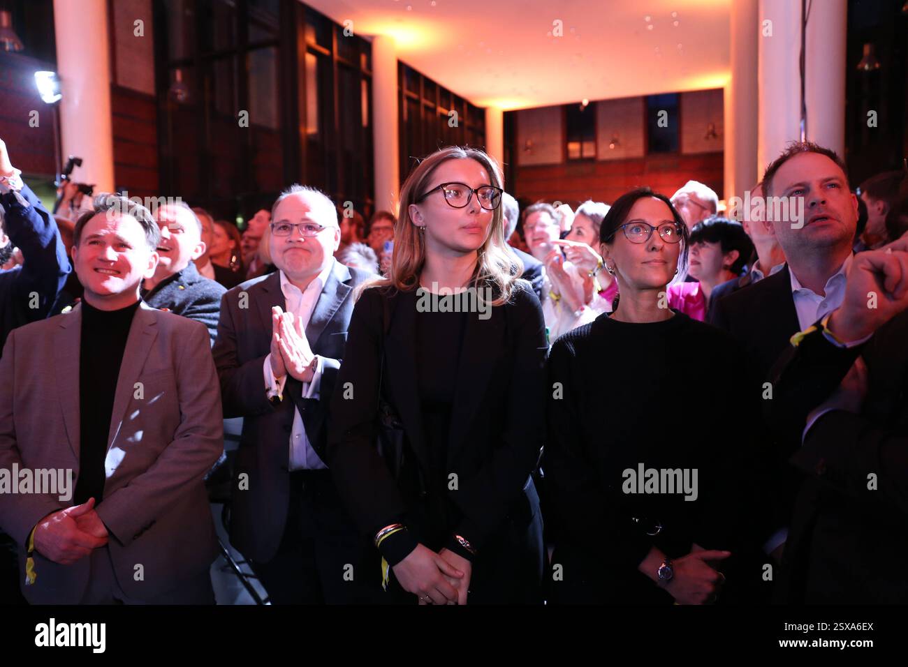 Berlin, Deutschland, 23.02.2025: Hans-Dietrich-Genscher-Haus: Bundestagswahl 2025: Reaktion von FDP-Parteianhängern auf die 18-Uhr-Prognose von ARD und ZDF *** Berlin, 23 02 2025 Hans Dietrich Genscher Haus Bundestagswahl 2025 Reaktion der FDP-Anhänger auf die 18-Uhr-Prognose von ARD und ZDF Copyright: Xdtsxxagenturx dts 60790 Stockfoto
