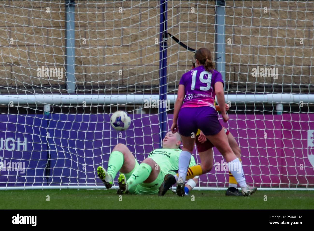 Loughborough, Vereinigtes Königreich. Februar 2025. Zynia Delglyn vom Loughborough Lightning Football Club erzielte das dritte Tor im FA Women's National League Division One Match Loughborough Lightning gegen Northampton Town Women. Quelle: Clive Stapleton/Alamy Live News Stockfoto