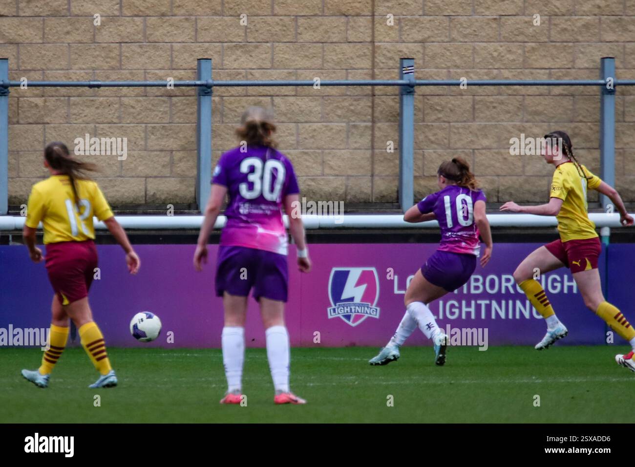 Loughborough, Vereinigtes Königreich. Februar 2025. Jess Collyer schießt und erzielt im FA Women's National League Division One Match Loughborough Lightning gegen Northampton Town Women ein Tor. Quelle: Clive Stapleton/Alamy Live News Stockfoto
