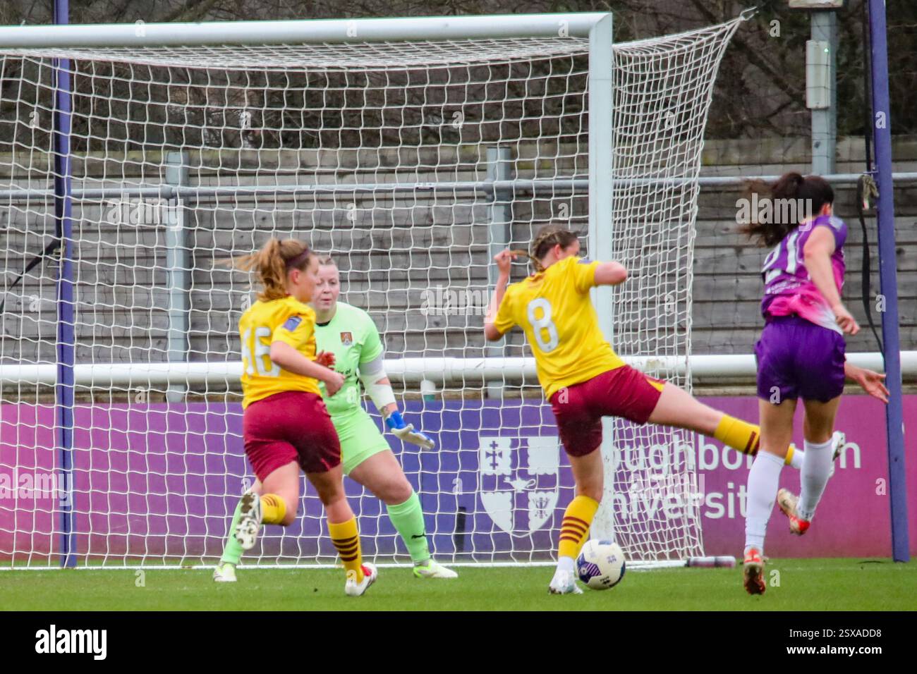 Loughborough, Vereinigtes Königreich. Februar 2025. Ella Mai Coutts vom Loughborough Lightning Football Club schießt und erzielt ihr zweites Tor im FA Women's National League Division One Match Loughborough Lightning gegen Northampton Town Women. Quelle: Clive Stapleton/Alamy Live News Stockfoto