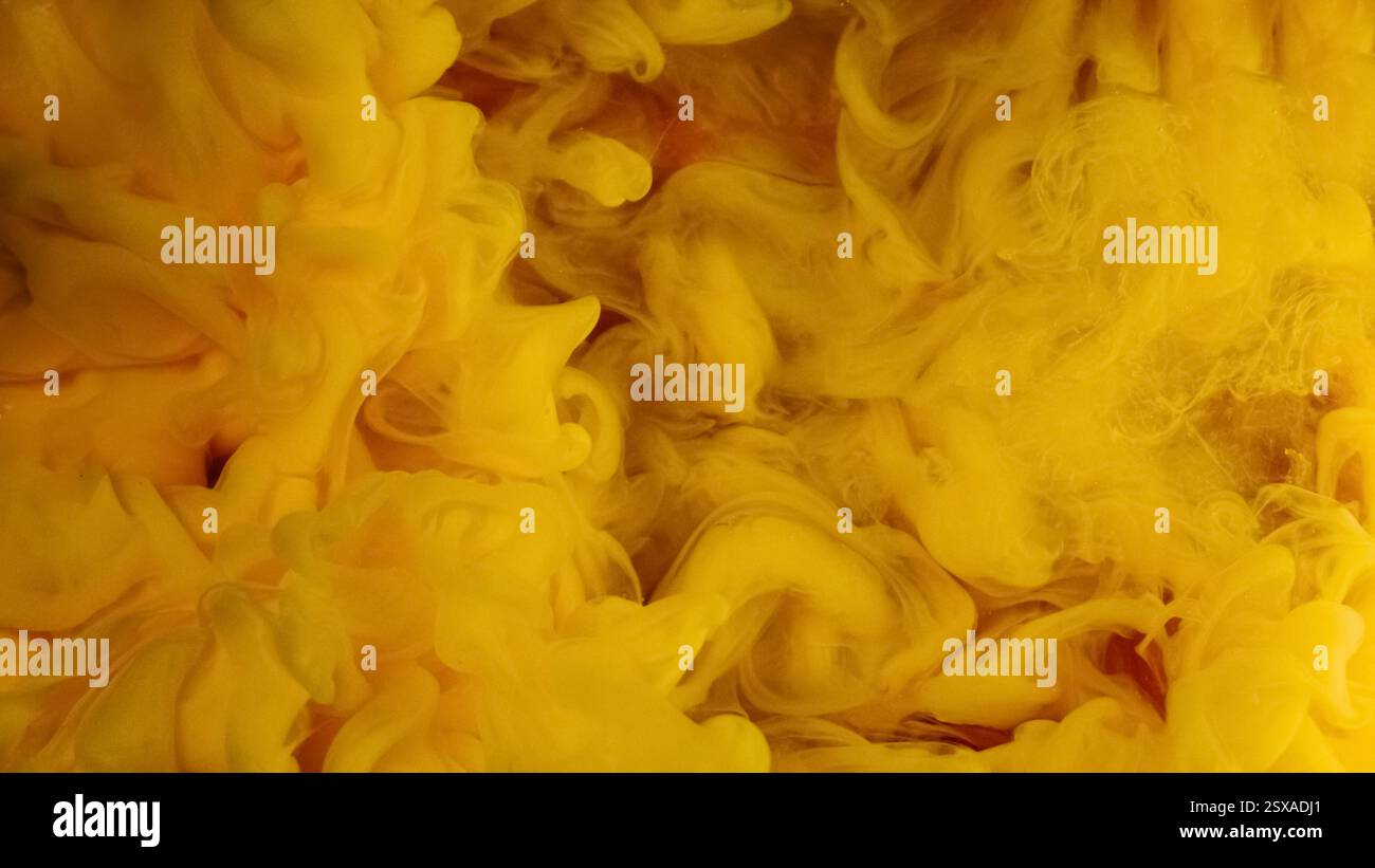 Wasserspritzer. Rauch Farbe Nebel. Defokussierter gelber Dunst Tinte Dampf flüssiger Rauch Textur Fluidfluss auf abstraktem Kunsthintergrund. Stockfoto