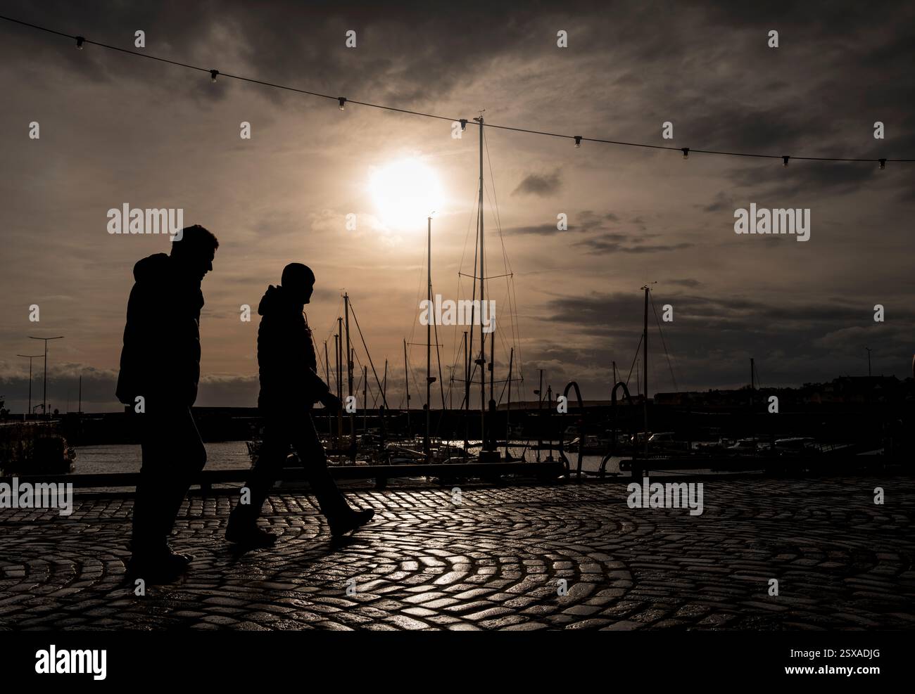 Spaziergang entlang des Hafens am Ende des Tages in Anstruther, Fife, Schottland Stockfoto