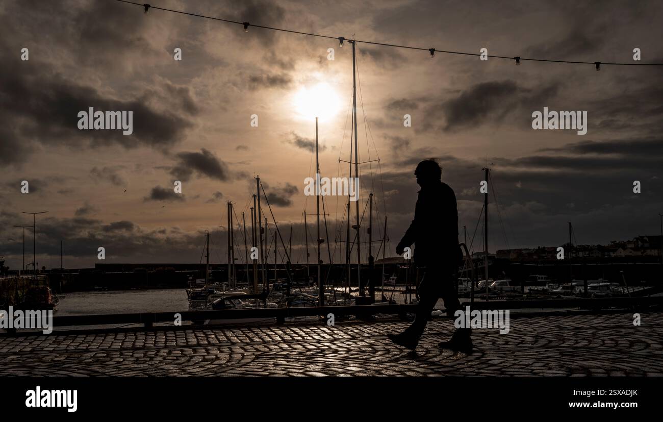 Spaziergang entlang des Hafens am Ende des Tages in Anstruther, Fife, Schottland Stockfoto