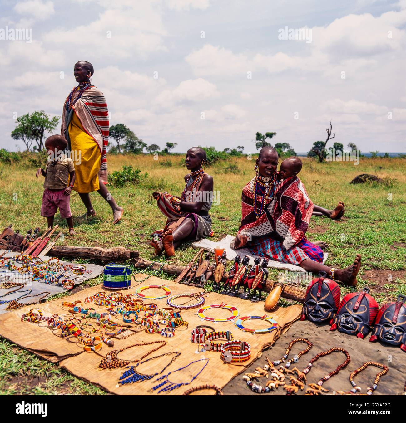 Masai-Frauen, die Kunsthandwerk verkaufen Stockfoto