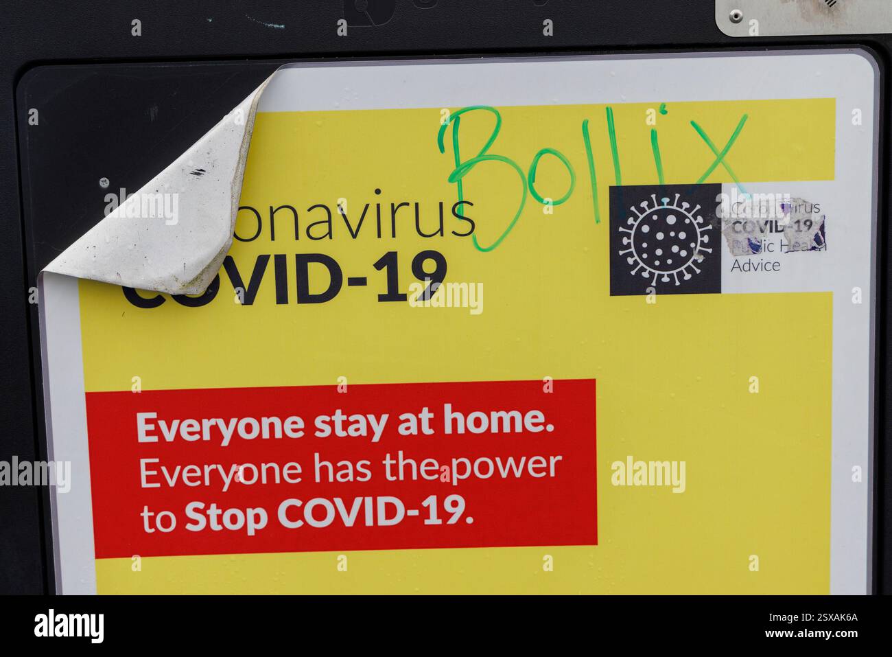 Graffiti auf einem COVID-19-Schild, Wicklow, Irland Stockfoto