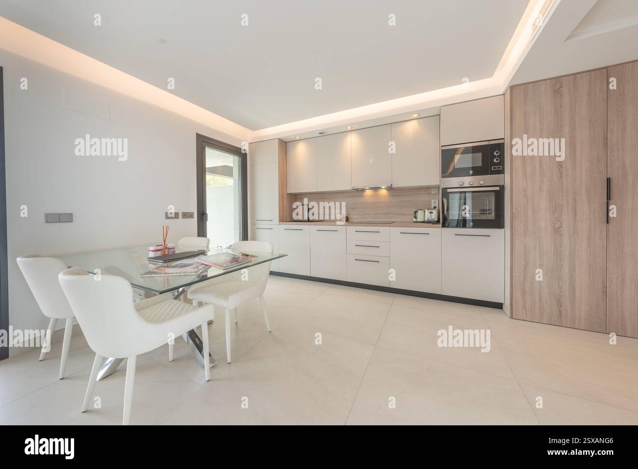 Ein Bild von offener Küche und Esszimmer Bereich in renoviertem Ferienhaus Stockfoto