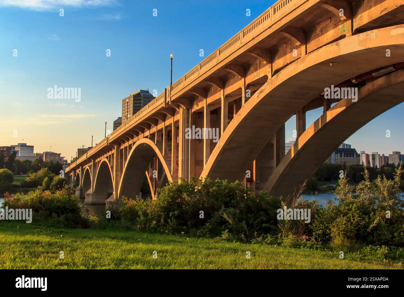 Brücke mit einer grünen und braunen Farbe. Die Brücke liegt mitten in einer Stadt. Die Brücke ist sehr lang Stockfoto