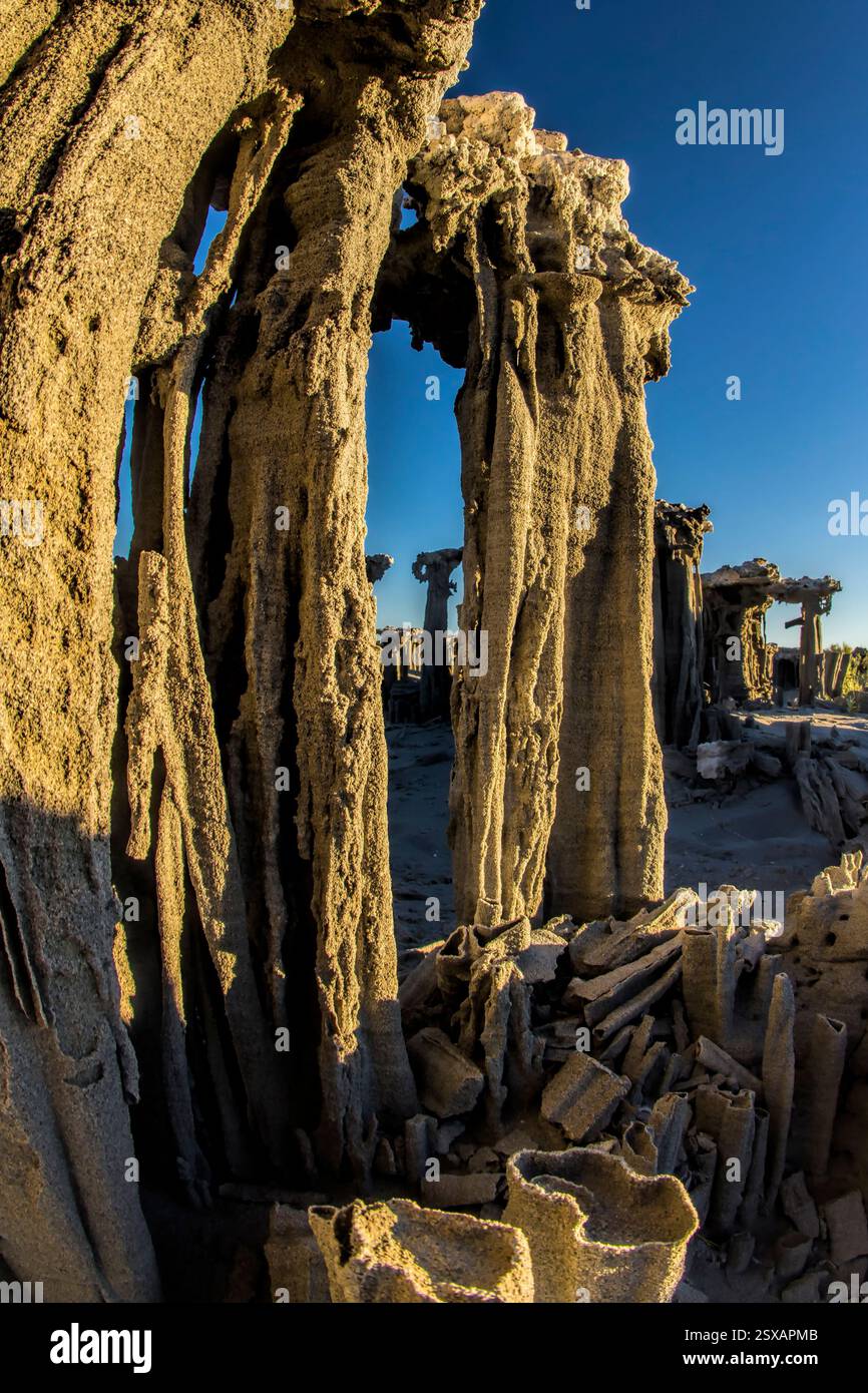 Große Gesteinsformation mit einem Loch in der Mitte. Das Loch ist von einem großen Felsen umgeben, und die Formation besteht aus vielen kleinen Felsen. Die Felsen sind Stockfoto