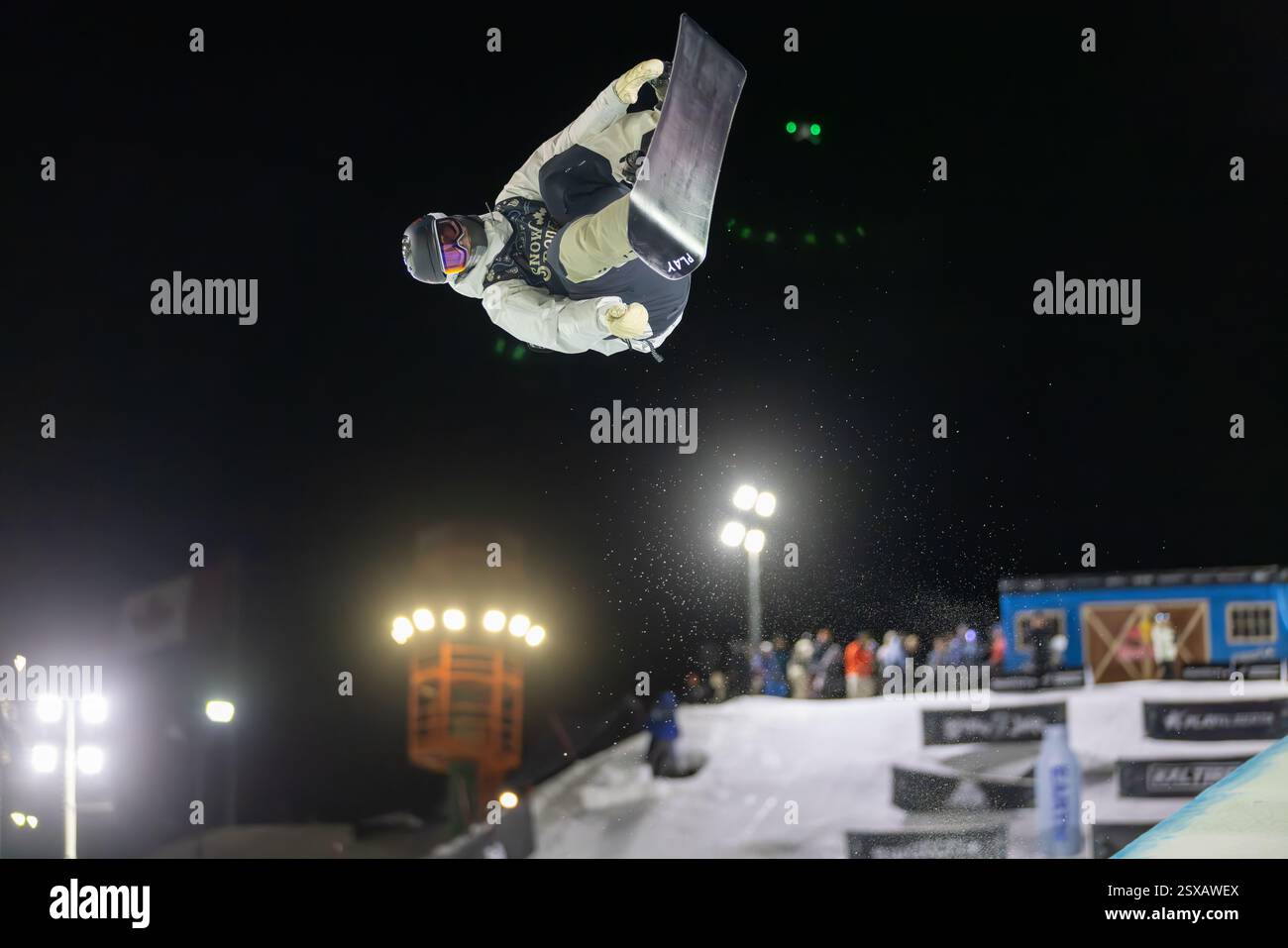 Calgary, Alberta, Kanada. Februar 2025. Jason Wolle aus den USA in Aktion während des Herren Snowboard Halfpipe Wettbewerbs bei der FIS Snowboard World Cup 2025 Calgary. Stockfoto