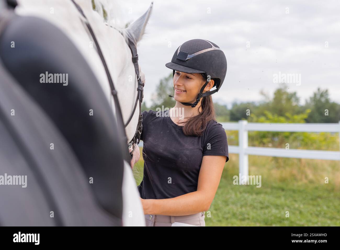 Weibliche Reiterhand streichelt sanft die wunderschöne dicke rote Pferdemäne, Nahaufnahme. Equitation und Tierliebhaber-Konzept. Stockfoto