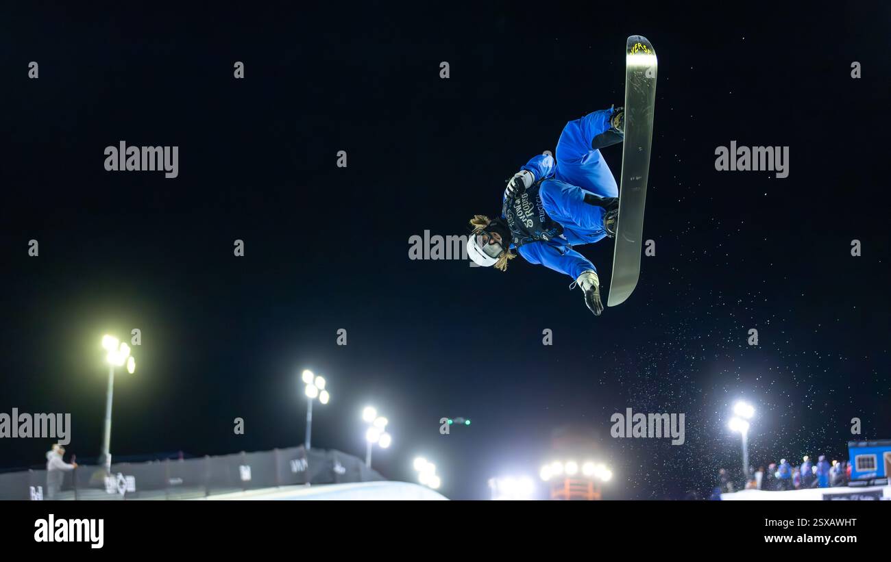 Calgary, Alberta, Kanada. Februar 2025. Patrick Burgener aus der Schweiz in Aktion während des Herren Snowboard Halfpipe Wettbewerbs bei der FIS Snowboard World Cup 2025 Calgary. Stockfoto