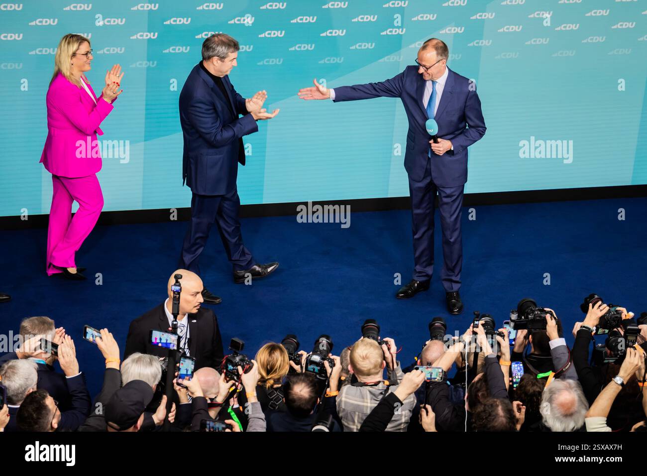 Berlin, Deutschland. Februar 2025. Markus Söder, Ministerpräsident Bayerns und CSU-Chef, applaudiert im Konrad-Adenauer-Haus nach der Vorhersage des Bundestagswahlergebnisses, dem Parteivorsitzenden und Kanzlerkandidaten Friedrich Merz (CDU). Die Vorwahl zum 21. Deutschen Bundestag fand am Sonntag statt. Quelle: Christoph Soeder/dpa/Alamy Live News Stockfoto