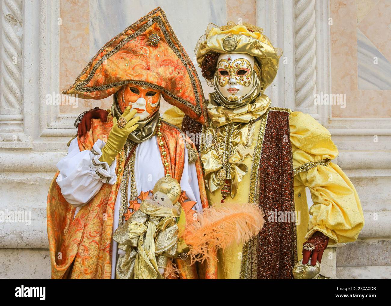 Venezianischer Karneval, kostümiertes Paar in farbenfrohen historischen venezianischen Kostümen, Venezia, Italien Stockfoto