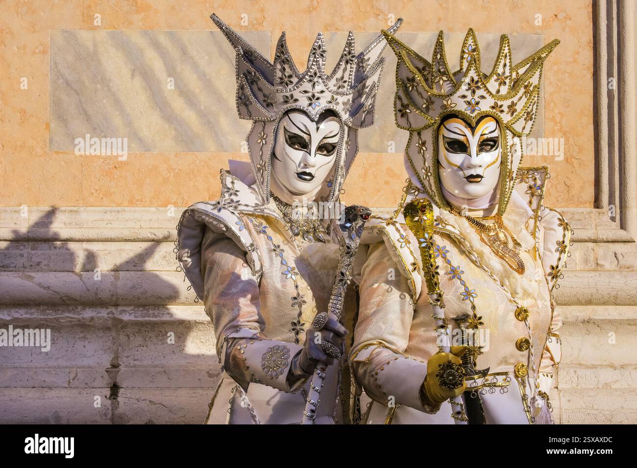 Venezianischer Karneval, kostümierte Teilnehmer in farbenfrohen historischen venezianischen Kostümen posieren, Venezia, Italien Stockfoto