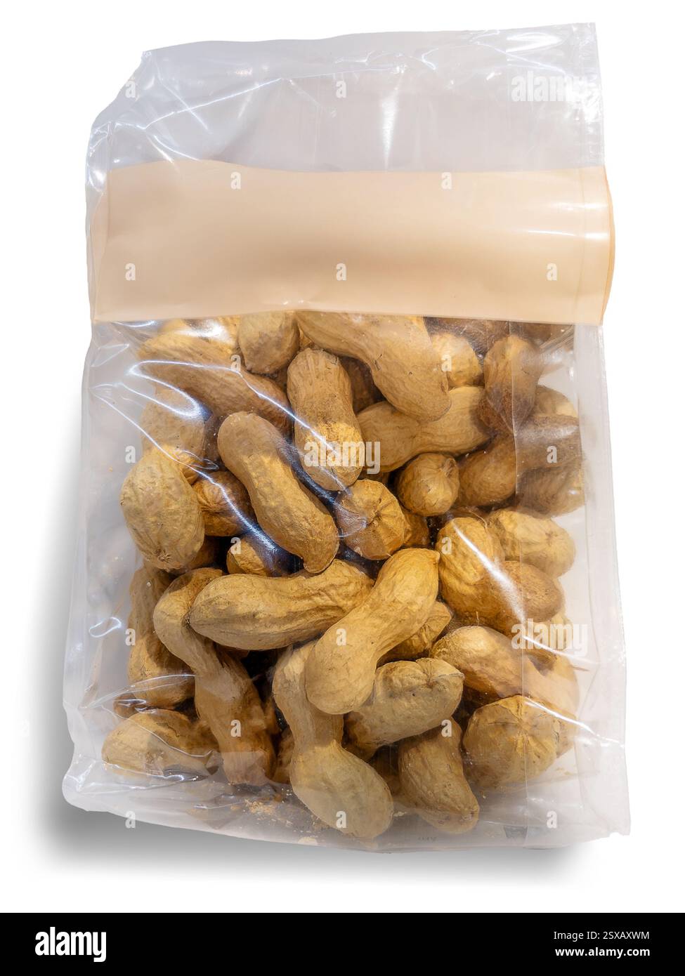 Erdnüsse in durchsichtigem Zellophanbeutel mit leerem Etikett mit Kopierraum, isoliert auf weiß mit Beschneidungspfad Stockfoto