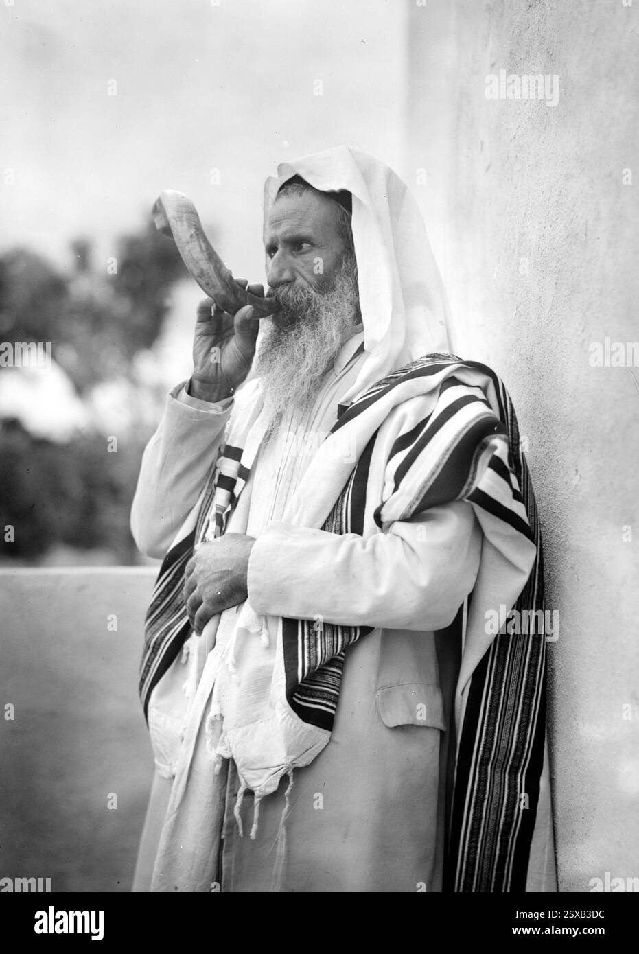 Jude bläst einen Schofar, eine Widderhorntrompete, die früher von Juden als altes Kampfsignal benutzt wurde und heute in jüdischen religiösen Zeremonien verwendet wird.1930er Jahre Stockfoto