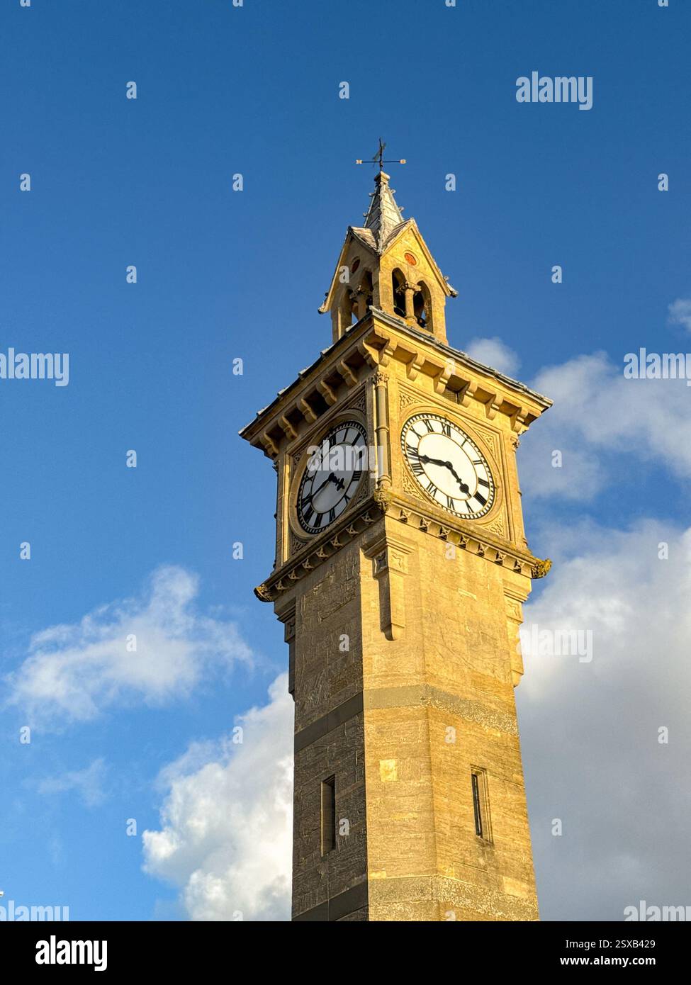 Barnstable, Devon, England, Vereinigtes Königreich - 21. Februar 2025: Die Albert Clock, ein historisches Denkmal in der Nähe des Stadtzentrums von Barnstable. - Smartphone-aufgenommenes Stockfoto Barnstable, Devon, England, Vereinigtes Königreich - 21. Februar 2025: Die Albert Clock, ein historisches Denkmal in der Nähe des Stadtzentrums von Barnstable. - Smartphone-aufgenommenes Stockfoto